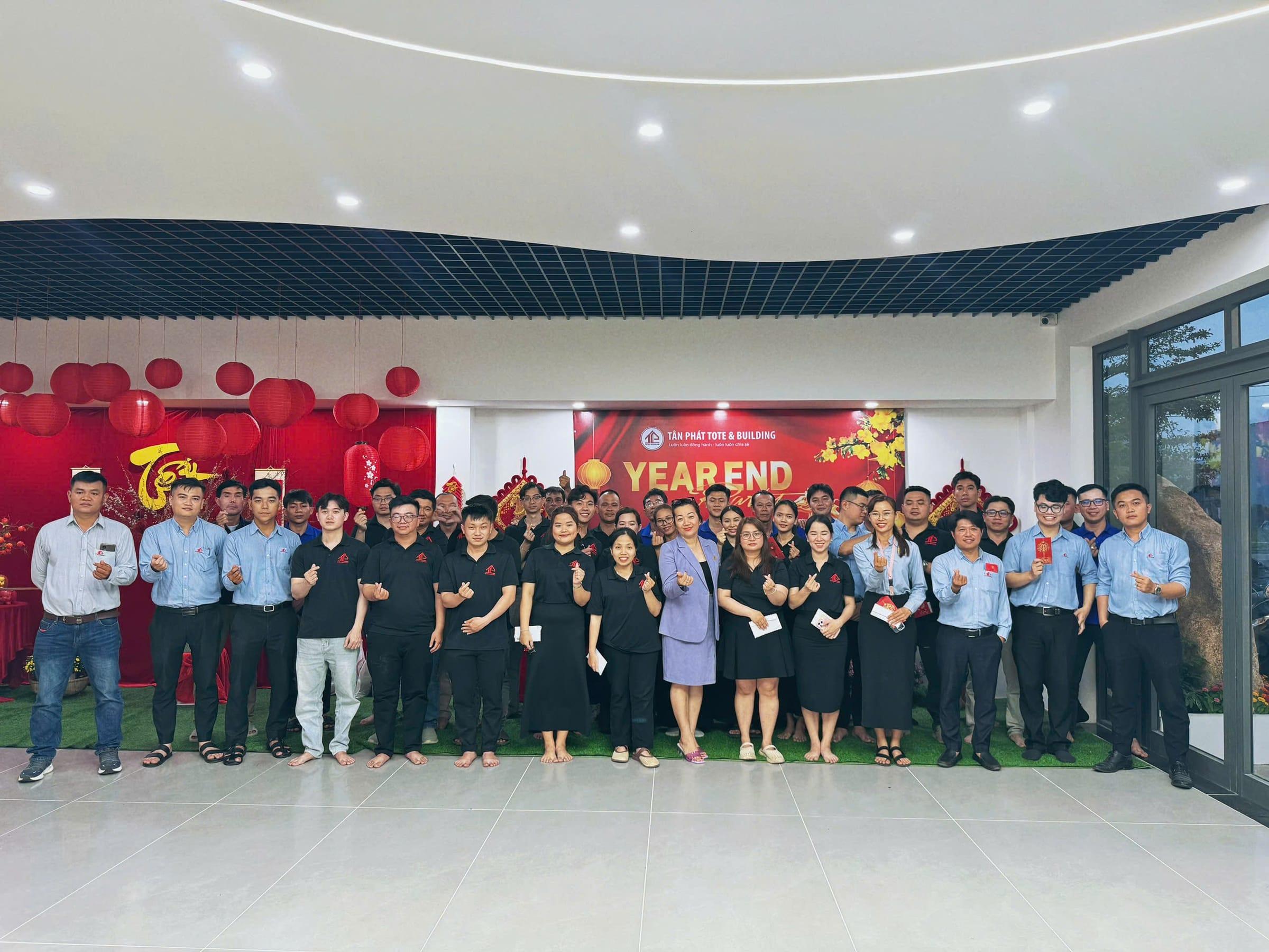 Đội ngũ đầy đủ của Tân Phát Tote & Building tại Year End Party 2026